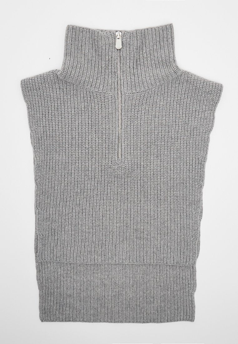 Grauer gestrickter ärmelloser Rollkragenpullover mit einem halben Reißverschluss vorne und einer gerippten Struktur.