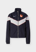 Marineblauer Sportjacke mit Reißverschluss, weißen Chevron-Streifen, elastischen Bündchen, Nike-Logo auf der rechten Brust und orangefarbenem Teamwappen auf der linken Brust.