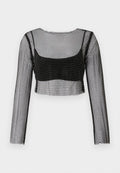 Schwarzes Mesh-Crop-Top mit langen Ärmeln, das ein Fischnetzdesign und ein schwarzes Unterteil hat. Die Kanten sind roh und leicht ausgefranst.