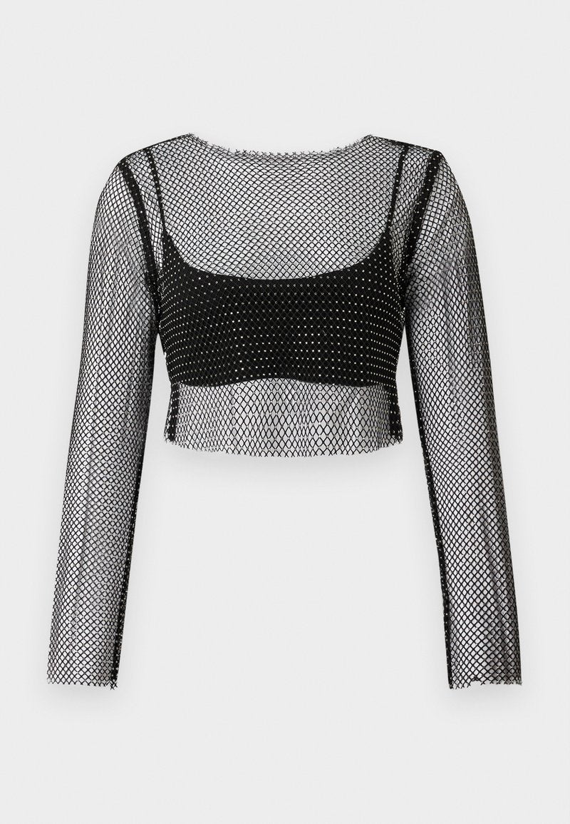 Schwarzes Mesh-Crop-Top mit langen Ärmeln, das ein Fischnetzdesign und ein schwarzes Unterteil hat. Die Kanten sind roh und leicht ausgefranst.