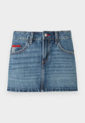 Jeans-Minikleid in mittlerem Blau mit verblasster Textur, fünf Taschen und roten Nähakzenten. Verfügt über einen Knopfverschluss und Gürtelschlaufen.