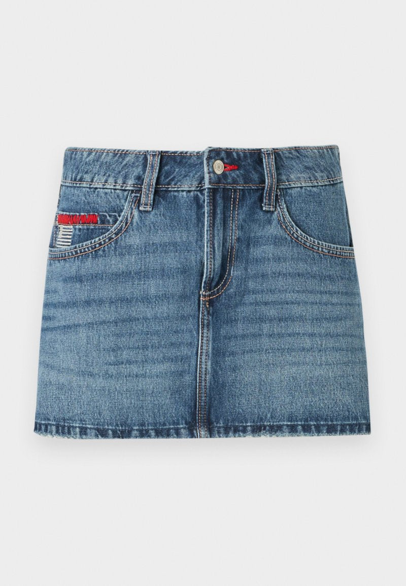 Jeans-Minikleid in mittlerem Blau mit verblasster Textur, fünf Taschen und roten Nähakzenten. Verfügt über einen Knopfverschluss und Gürtelschlaufen.