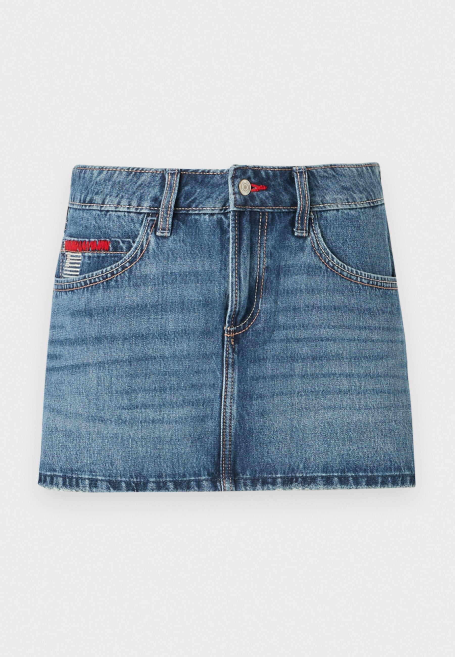 Jeans-Minikleid in mittlerem Blau mit verblasster Textur, fünf Taschen und roten Nähakzenten. Verfügt über einen Knopfverschluss und Gürtelschlaufen.
