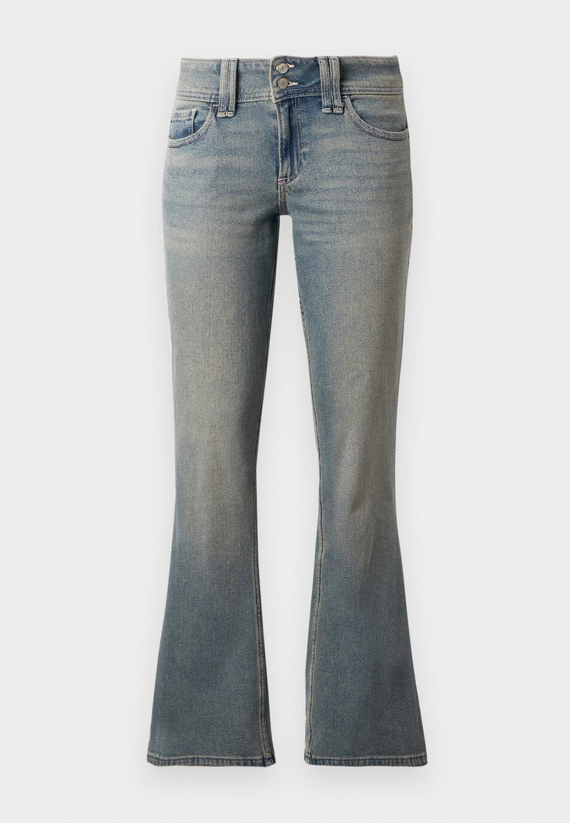 Hellblaue Schlagjeans aus Denim. Verfügt über zwei Vordertaschen, einen Knopfverschluss und eine subtile Verblassung im Stoff.