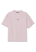 Hellviolettes, übergroßes T-Shirt mit kurzen Ärmeln und "Pegador" in kleinen schwarzen Buchstaben auf der Brustmitte gedruckt.
