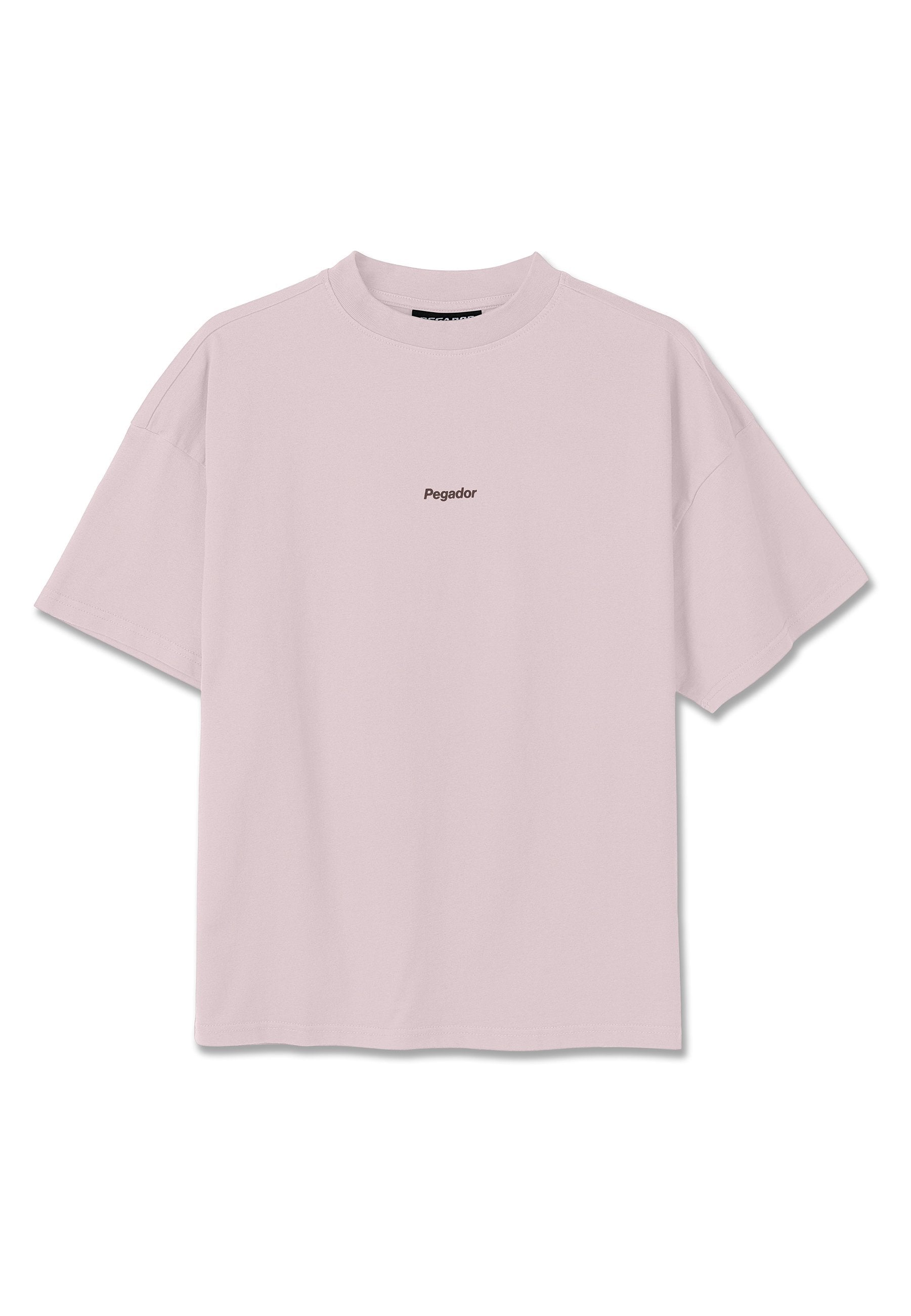 Hellviolettes, übergroßes T-Shirt mit kurzen Ärmeln und "Pegador" in kleinen schwarzen Buchstaben auf der Brustmitte gedruckt.