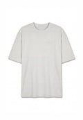 Einfarbiges hellgraues T-Shirt mit kurzen Ärmeln, rundem Ausschnitt und dezentem, geprägtem Logo auf der oberen linken Brust.