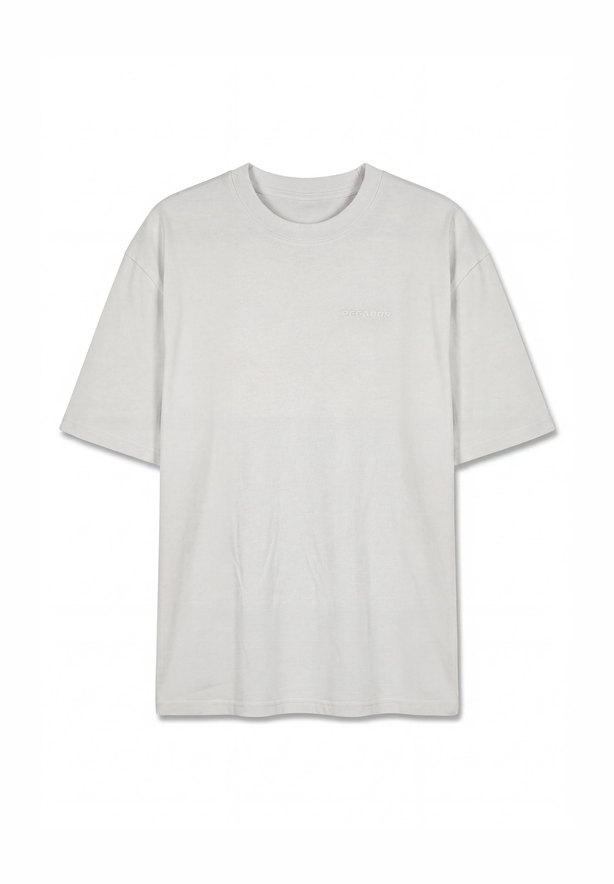 Einfarbiges hellgraues T-Shirt mit kurzen Ärmeln, rundem Ausschnitt und dezentem, geprägtem Logo auf der oberen linken Brust.