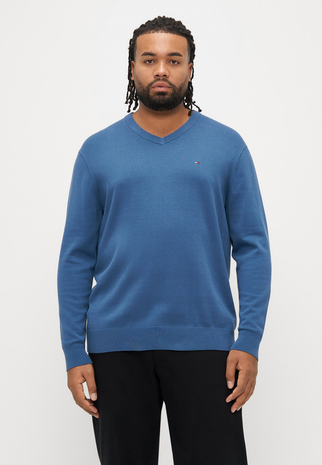 ESSENTIAL V NECK Media 3