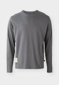 Langärmliges graues T-Shirt aus weichem Stoff; runder Ausschnitt; dezente Nahtdetails; Etikett auf der unteren linken Seite mit Text.