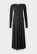 Schwarzes langärmeliges Kleid aus Rippstoff mit tiefem Ausschnitt und Knopfleiste vorne, mit fließender Silhouette.