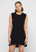 Schwarzes ärmelloses Kleid mit hohem Kragen, tailliertem Oberteil und schwingendem Rock. Verfügt über klare Linien und einen strukturierten Stoff.