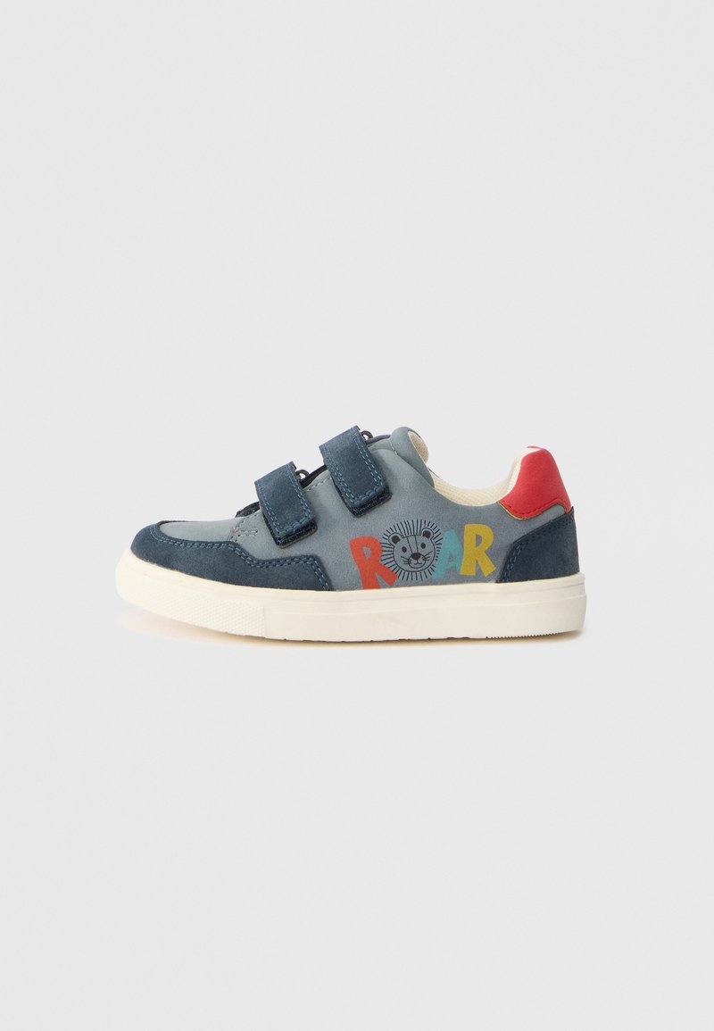 Blaue und graue Sneakers mit zwei Klettverschlüssen, rotem Akzent, Gummisohle und einer verspielten "ROAR"-Grafik mit einem Löwendesign an der Seite.