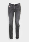 Dunkelgraue Jeans aus Denim, mit klassischem Fünf-Taschen-Design, Metallknopfverschluss und dezenten weißen Nähten.