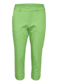 Grüne, cropped Hosen aus leichtem Stoff mit glatter Textur, flachem Frontbereich und aufgerollten Säumen.