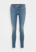 Slim Fit Jeans aus hellblauem Denim mit verblasster Textur, mit mittelhohem Bund, Knopfverschluss und Fünf-Taschen-Design. Nahtdetails entlang der Beine.