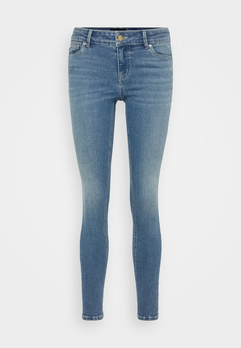 Slim Fit Jeans aus hellblauem Denim mit verblasster Textur, mit mittelhohem Bund, Knopfverschluss und Fünf-Taschen-Design. Nahtdetails entlang der Beine.