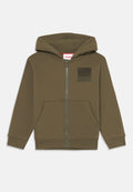 Olivgrüner Hoodie mit einem Frontreißverschluss, zwei Seitentaschen und einem kleinen schwarzen Logo-Patch. Weicher, strukturierter Stoff sowie gerippte Bündchen und Saum.