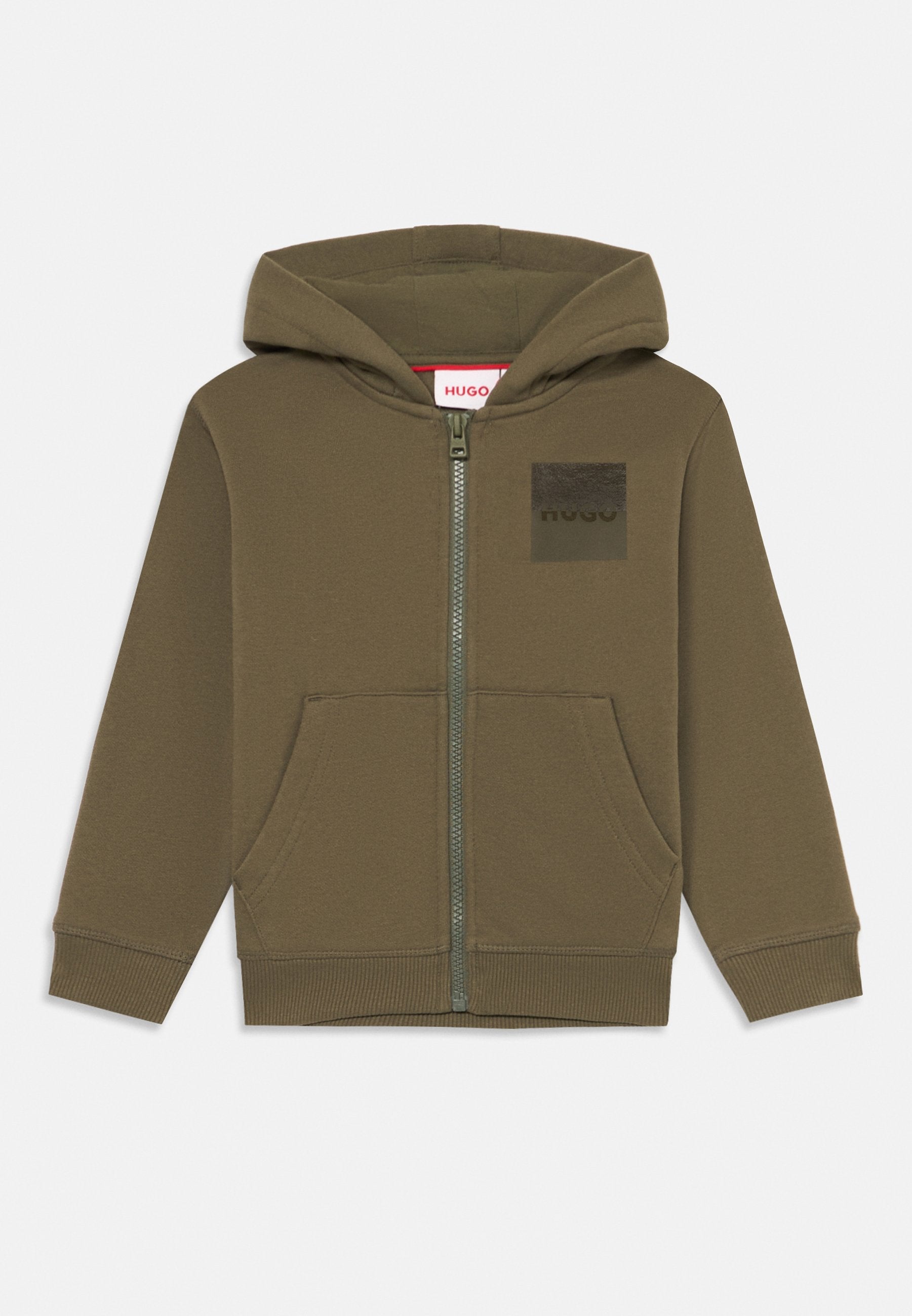 Olivgrüner Hoodie mit einem Frontreißverschluss, zwei Seitentaschen und einem kleinen schwarzen Logo-Patch. Weicher, strukturierter Stoff sowie gerippte Bündchen und Saum.