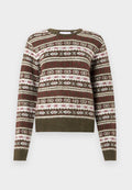 Strickpullover mit langen Ärmeln, der ein horizontales Fair-Isle-Muster in olivgrünen, weißen und burgunderfarbenen Tönen zeigt, mit gerippten Bündchen und Saum.