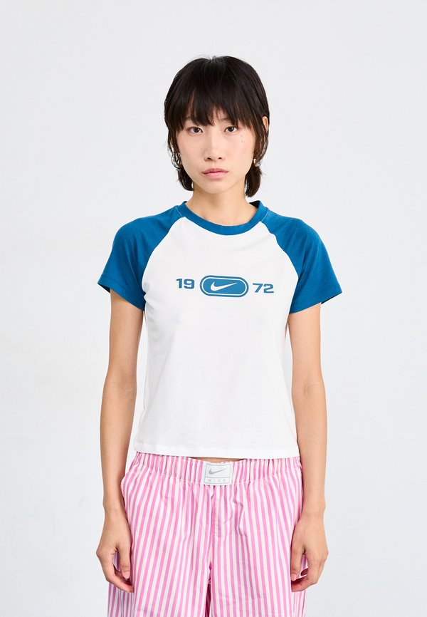 Nike Sportswear TEE - Print T-shirt - white/blue force