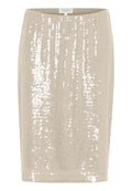 Beige Bleistiftrock, verziert mit verstreuten silbernen Pailletten, mit glatter Textur und figurbetontem Design. Dezenter Schimmer über den Stoff.
