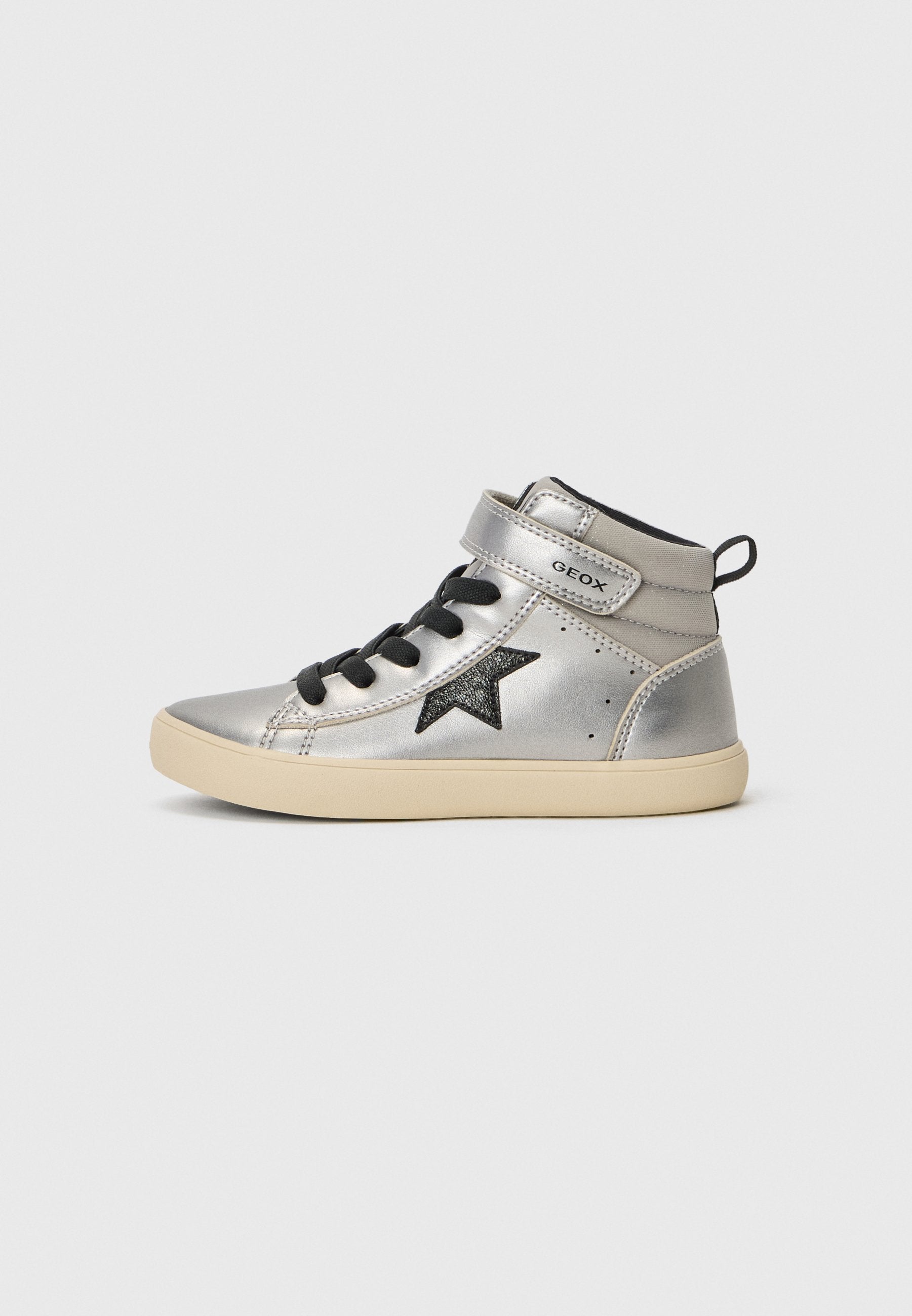 Silberner High-Top-Sneaker mit schwarzem Stern-Detail, Schnürung vorne und verstellbarem Riemen. Verfügt über eine glatte, metallische Oberfläche und eine Gummisohle.