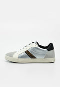 Low-Top-Sneaker mit silbernen Metallic-Seiten, weißem Schnürteil, Leopardenmuster-Streifen, grauer Schuhspitze und schwarzem Fersenkragen vor weißem Hintergrund.