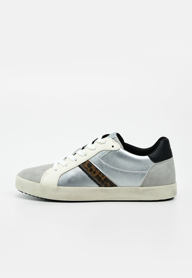 Low-Top-Sneaker mit silbernen Metallic-Seiten, weißem Schnürteil, Leopardenmuster-Streifen, grauer Schuhspitze und schwarzem Fersenkragen vor weißem Hintergrund.