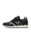 Schwarze Sportschuhe mit metallischen goldenen Akzenten, strukturiertem Obermaterial, gepolstertem Sohlen und weißer Zwischensohle, die ein auffälliges "M"-Logo zeigt.