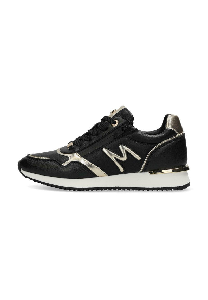 Schwarze Sportschuhe mit metallischen goldenen Akzenten, strukturiertem Obermaterial, gepolstertem Sohlen und weißer Zwischensohle, die ein auffälliges "M"-Logo zeigt.