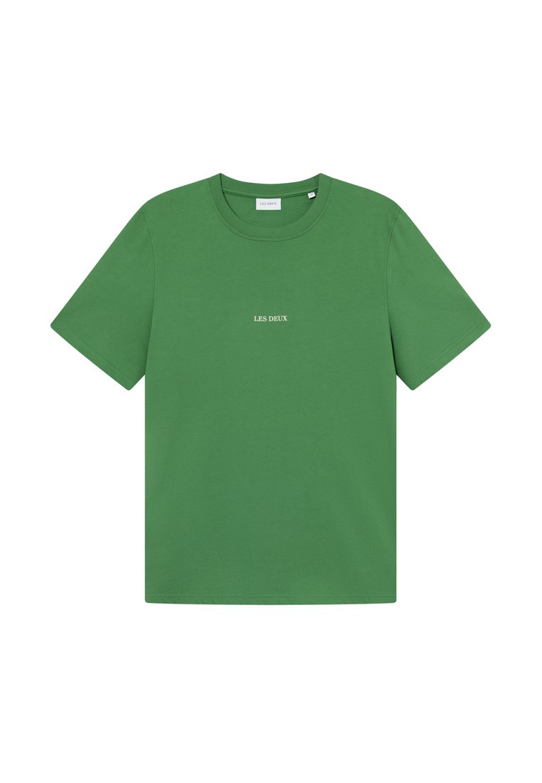 Grünes Baumwoll-T-Shirt mit Rundhalsausschnitt und kurzen Ärmeln. Mit einem kleinen weißen "LES DEUX"-Schriftzug in der Mitte der Vorderseite.