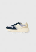 Sportliche Schuhe in einem Mix aus Marineblau, Helllila und Creme, mit einem strukturierten Wildleder-Obermaterial, einer klobigen Cremesohle und auffälliger Markenkennung.