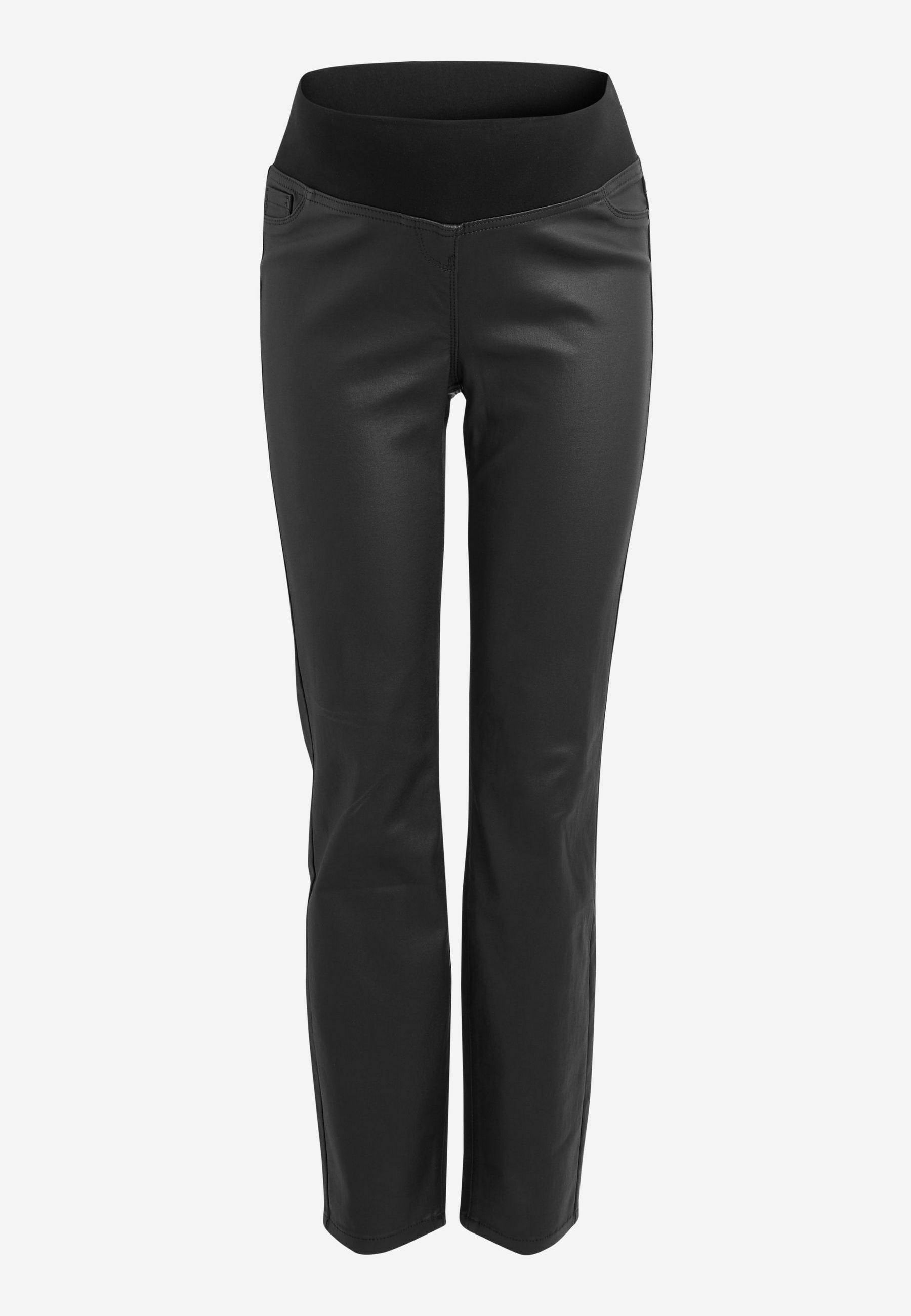 Schwarze Hose mit glatter, glänzender Textur, mit breitem Bund und Seitentaschen. Das Design ist enganliegend und gerade geschnitten.