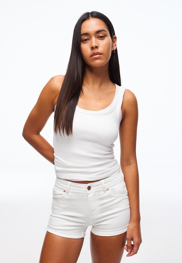 Bershka ROLL-UP - Denim shorts - white