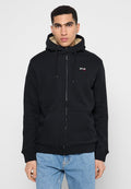 Schwarze Zip-Hoodie mit gefütterter Kapuze, Kordelzügen, Fronttaschen und einem kleinen roten Logo auf der Brust. Hergestellt aus weichem Material, lässiges Design.