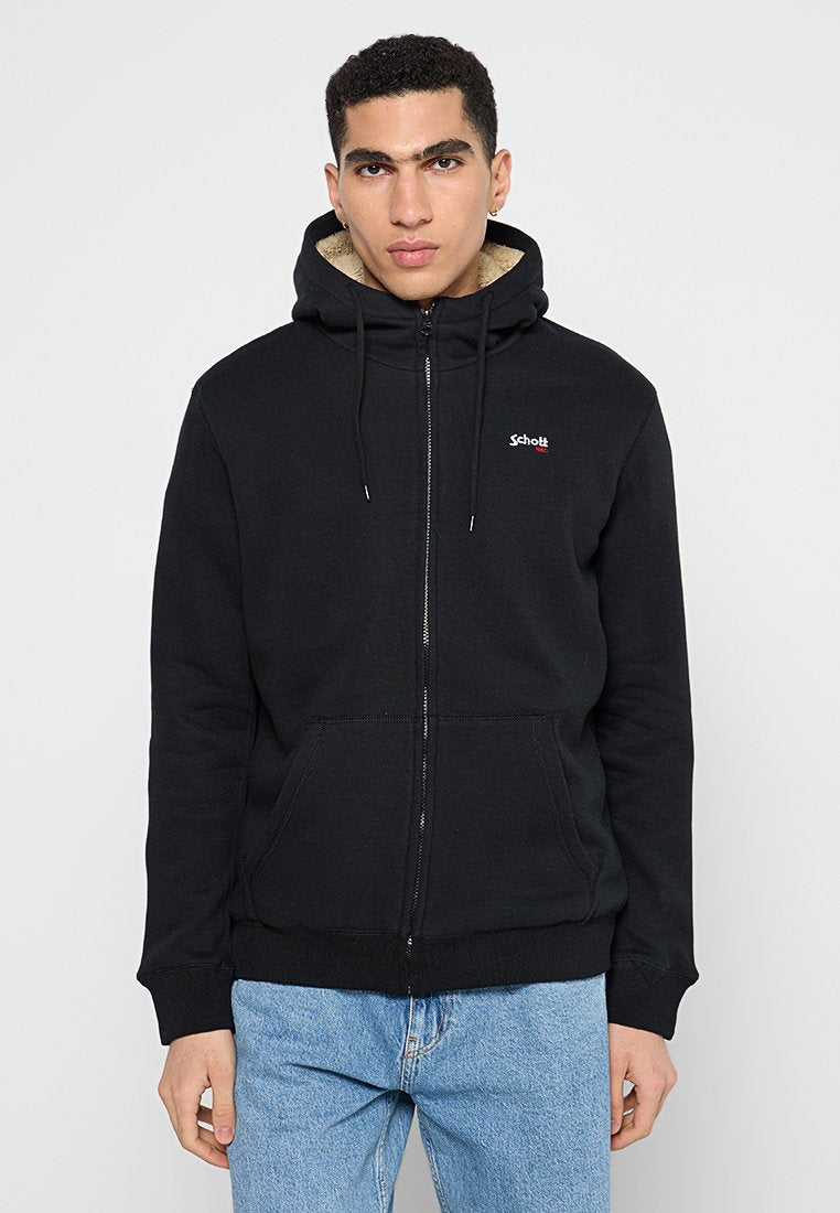Schwarze Zip-Hoodie mit gefütterter Kapuze, Kordelzügen, Fronttaschen und einem kleinen roten Logo auf der Brust. Hergestellt aus weichem Material, lässiges Design.