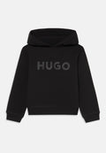 Schwarzer Hoodie aus weichem Stoff mit einer Kängurutasche und gerippten Bündchen. Auf der Vorderseite ist ein geprägtes "HUGO"-Logo in Dunkelgrau zu sehen.