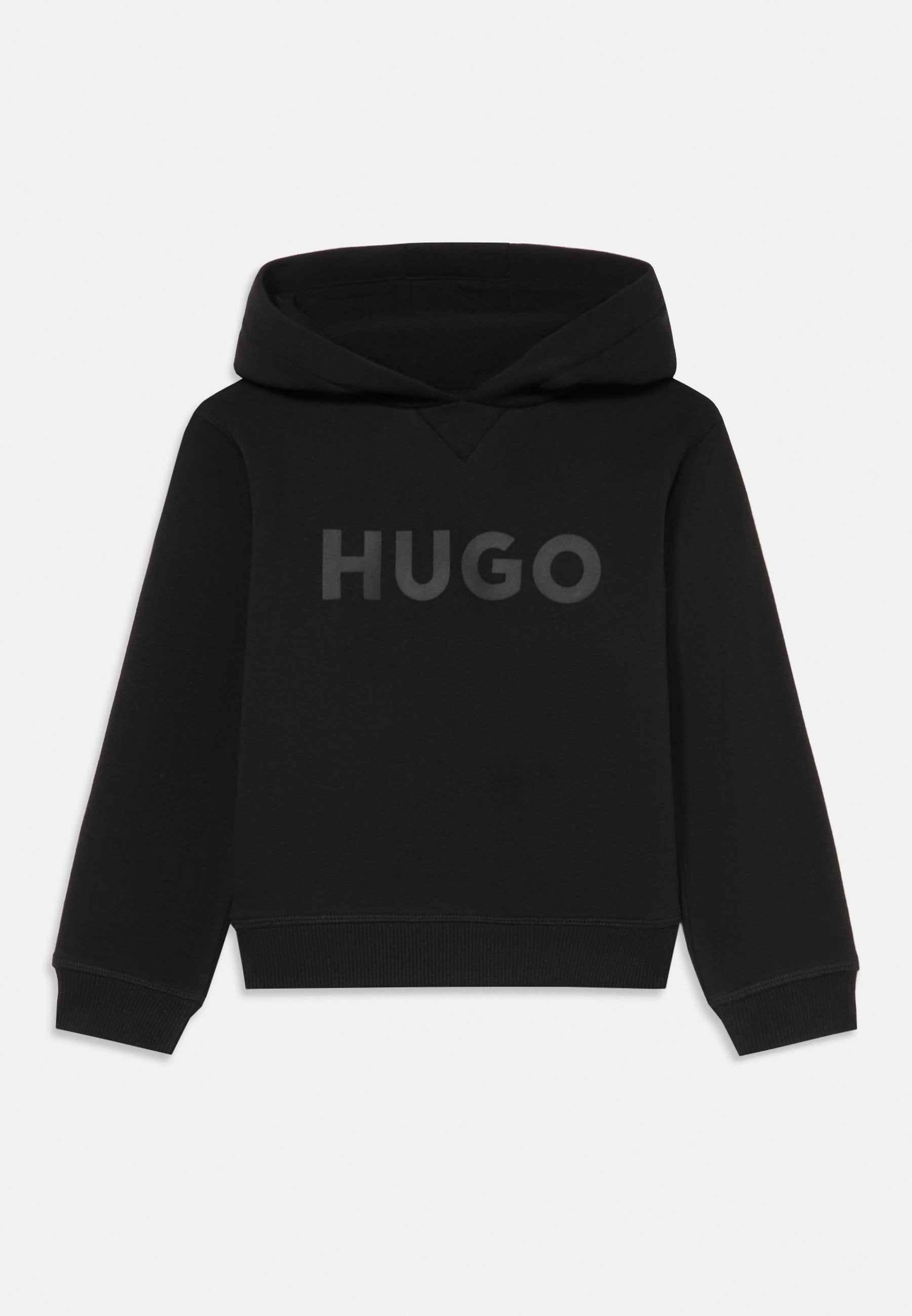 Schwarzer Hoodie aus weichem Stoff mit einer Kängurutasche und gerippten Bündchen. Auf der Vorderseite ist ein geprägtes "HUGO"-Logo in Dunkelgrau zu sehen.
