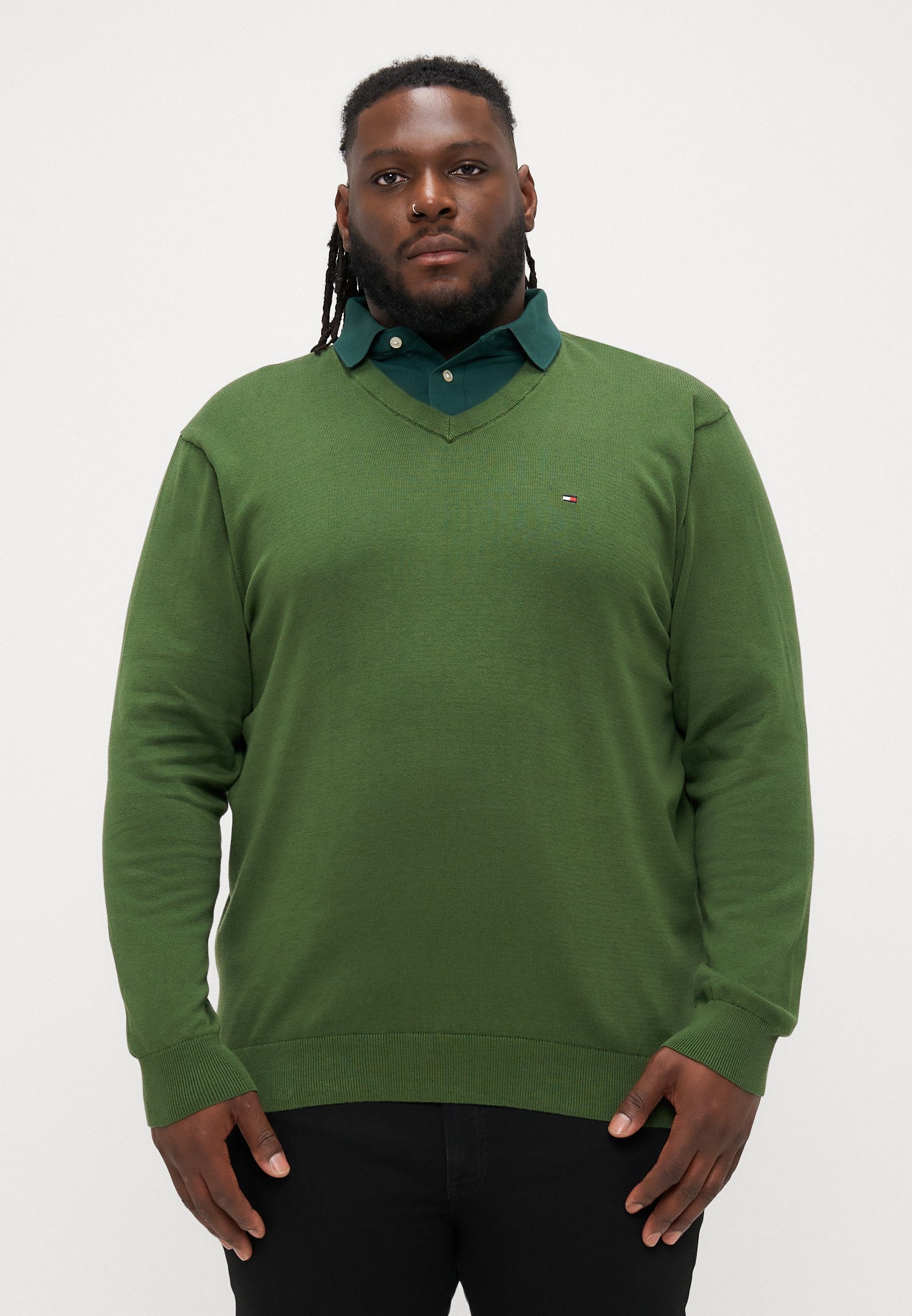 ESSENTIAL V NECK Media 3
