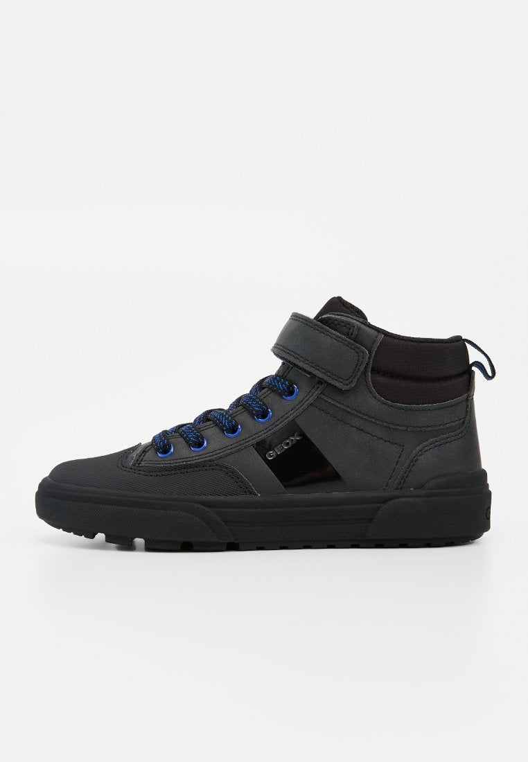 Schwarzer High-Top-Sneaker mit blau akzentuierten Schnürsenkeln, einem Klettverschluss, texturierter Sohle und einem Zuglaschen hinten, seitlich dargestellt.