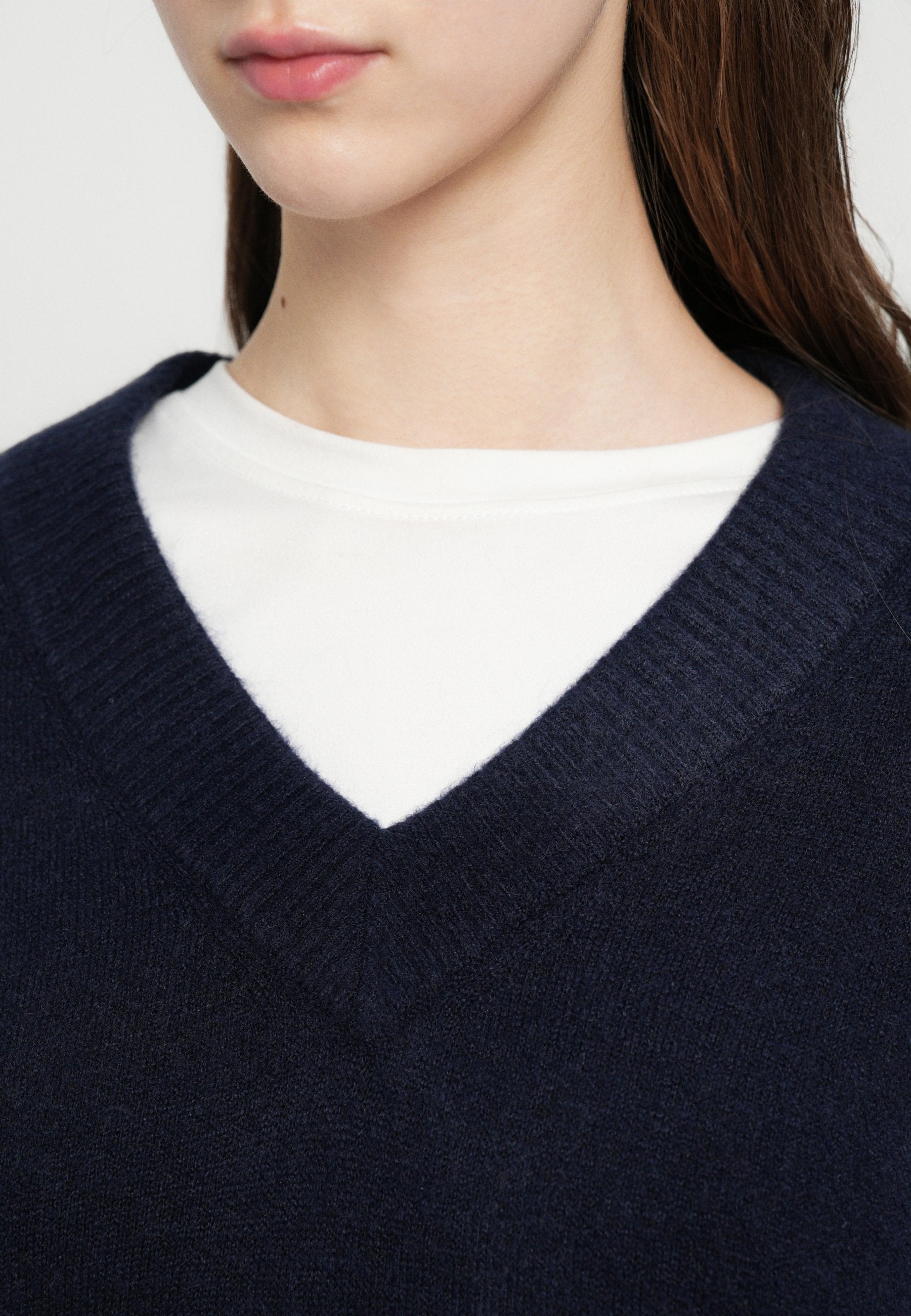 GAP AIRY V NECK