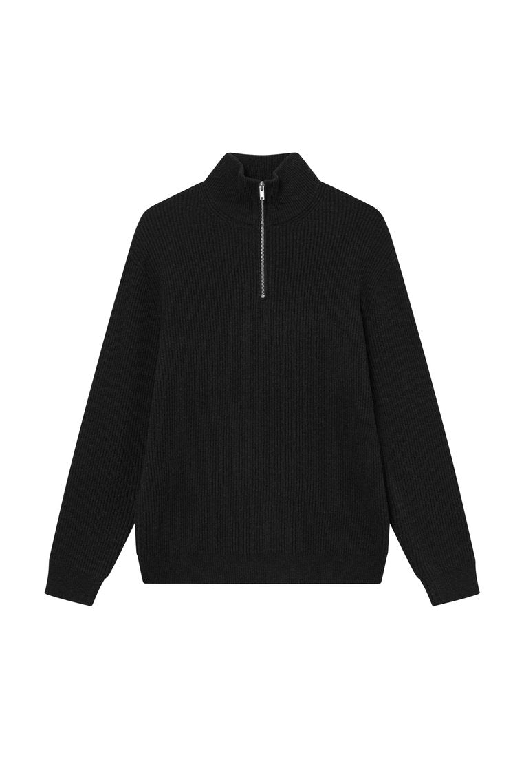Schwarzer Quarter-Zip-Pullover mit gerippter Textur, hohem Kragen und langen Ärmeln. Verfügt über einen silbernen Reißverschluss am Hals für eine verstellbare Verschlussmöglichkeit.