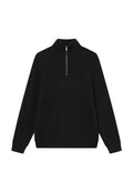 Schwarzer Quarter-Zip-Pullover mit gerippter Textur, hohem Kragen und langen Ärmeln. Verfügt über einen silbernen Reißverschluss am Hals für eine verstellbare Verschlussmöglichkeit.