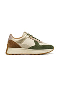 Herren-Sneaker mit einer Mischung aus beigem, grünem und braunem Wildleder und Leder, runden Schnürsenkeln, einer gepolsterten Sohle und einem Low-Top-Design.