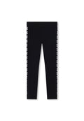 Schwarze Leggings mit glatter Textur, die an der Außenseite mit weißen Markenbuchstaben versehen sind, und einem elastischen Bund.