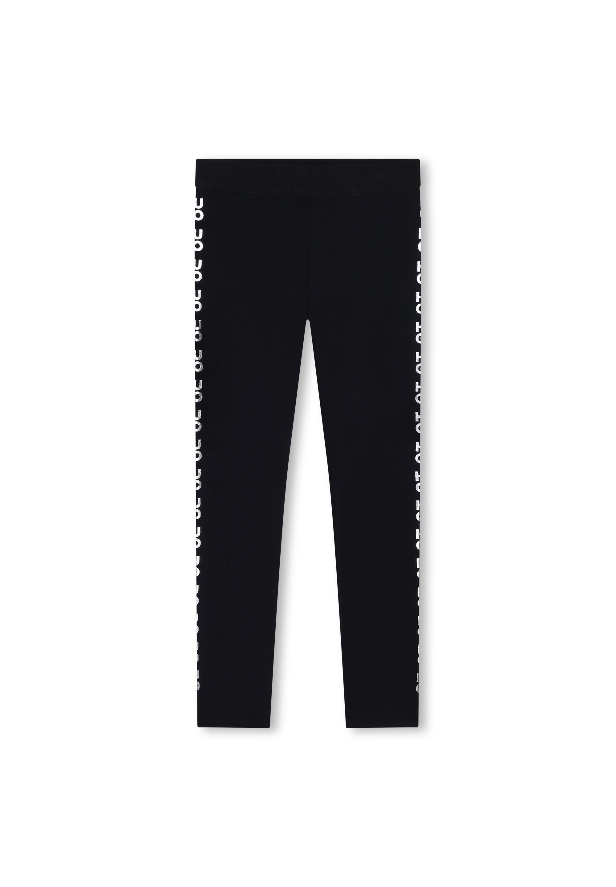 Schwarze Leggings mit glatter Textur, die an der Außenseite mit weißen Markenbuchstaben versehen sind, und einem elastischen Bund.