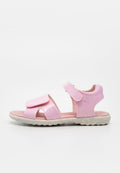 Kindersandale in Pink mit offenem Zehenbereich, verstellbaren Klettverschlüssen und Gummisohle mit Blumenmuster, seitlich dargestellt.