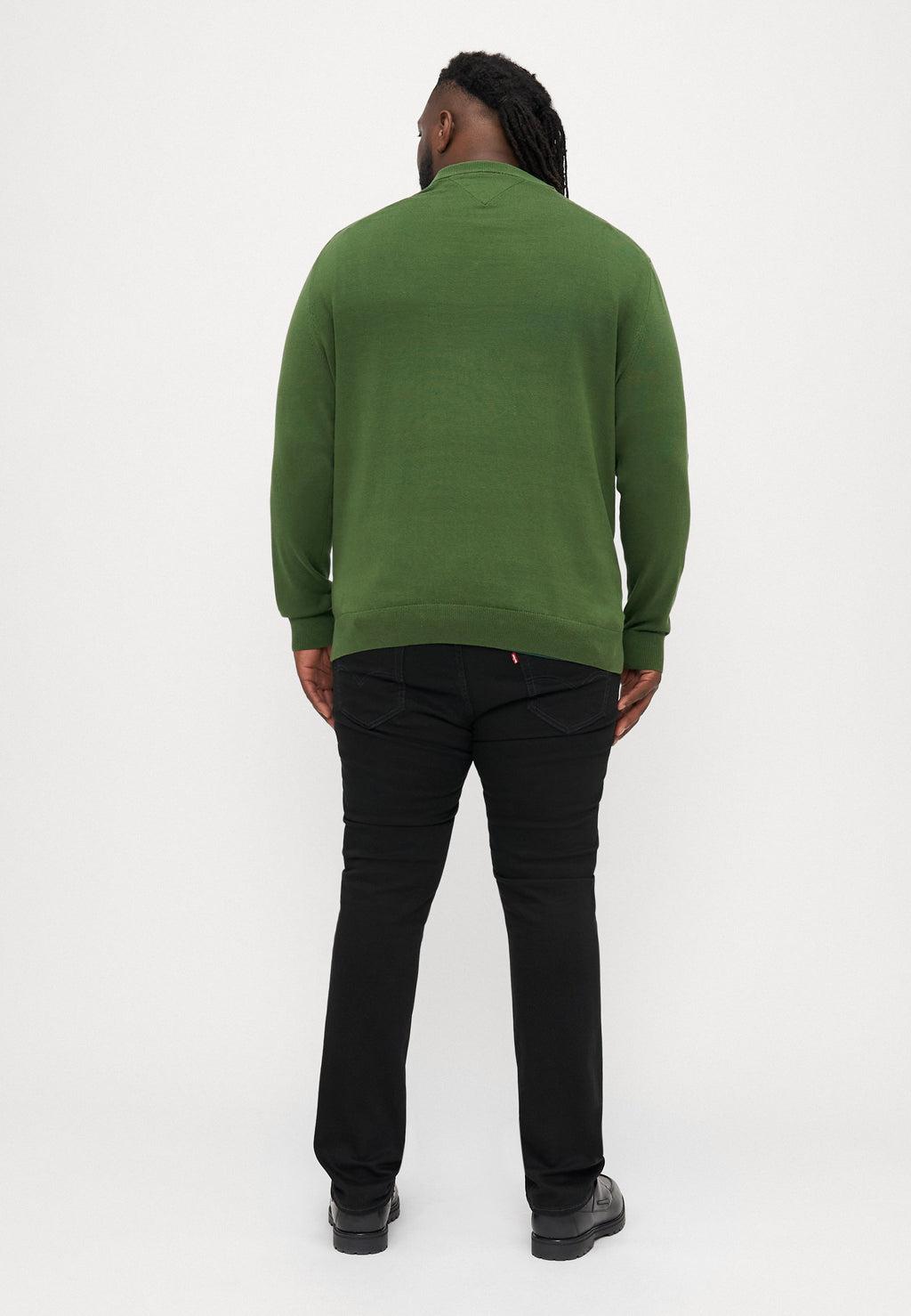 ESSENTIAL V NECK Media 4