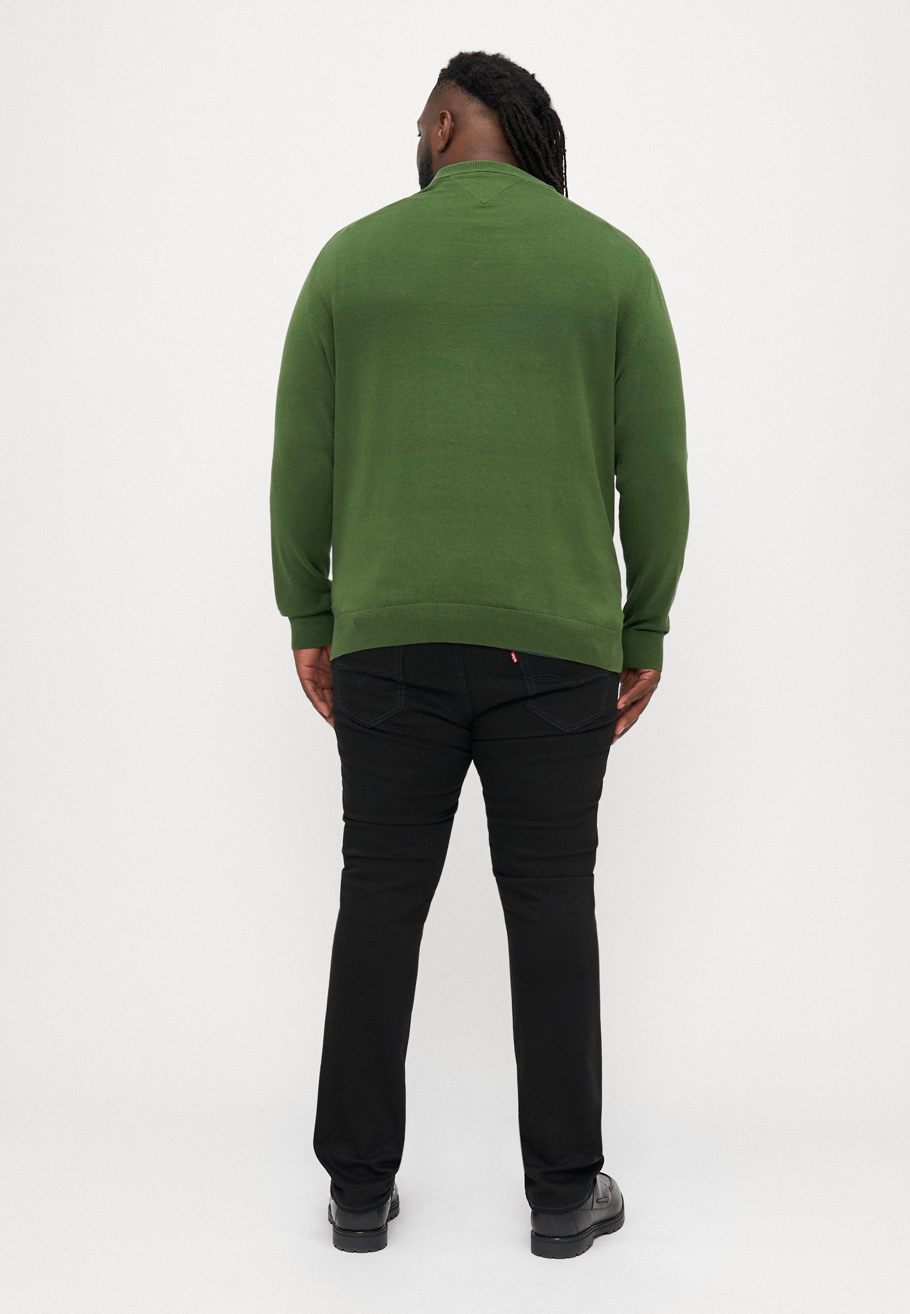 ESSENTIAL V NECK Media 4